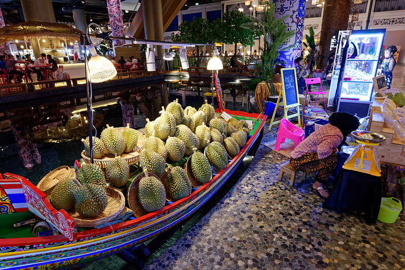 お土産として人気のドライフルーツと、臭い注意のドリアン