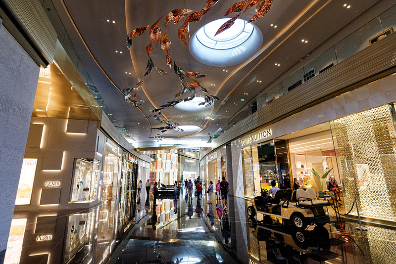 ブランドショップが軒を連ねる2階