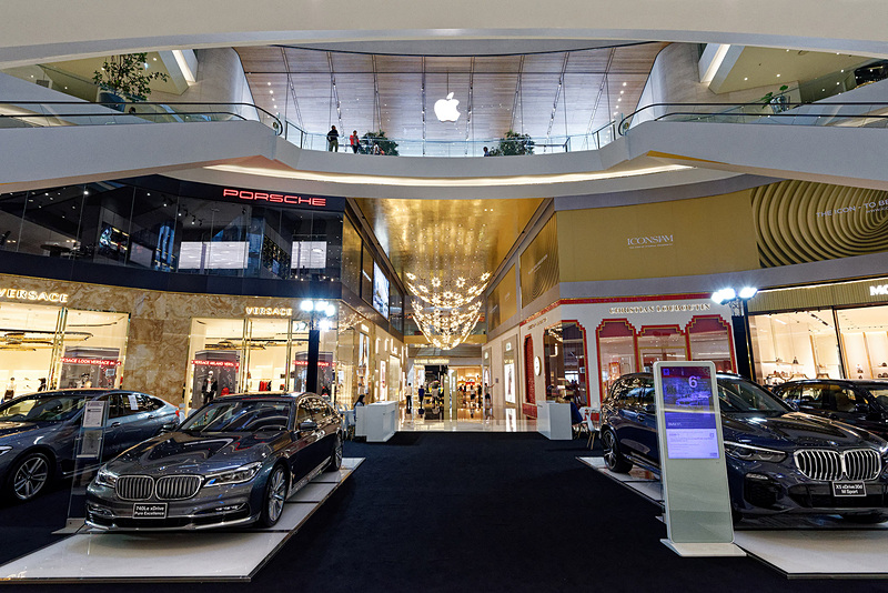 ブランドショップが軒を連ねる2階