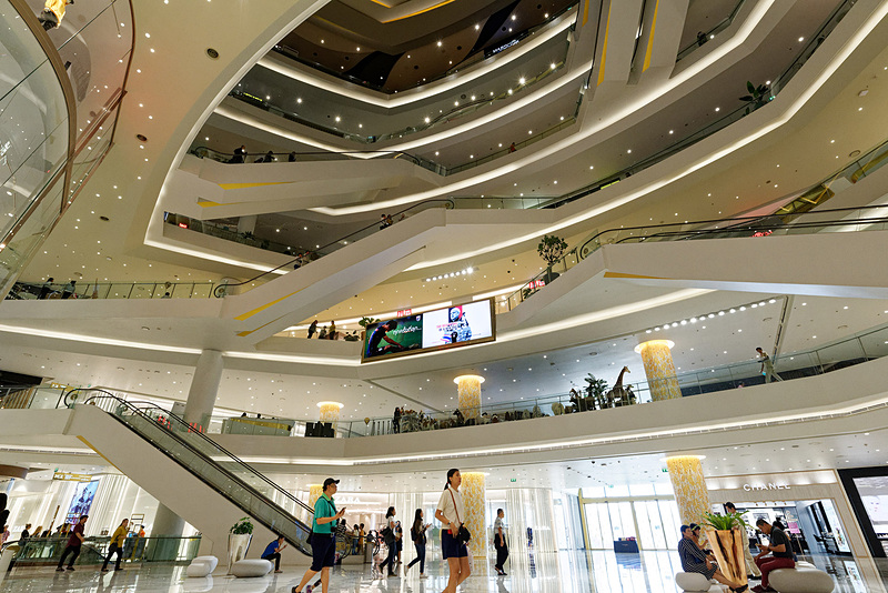 近未来風の立体感がある階層構造も見どころ