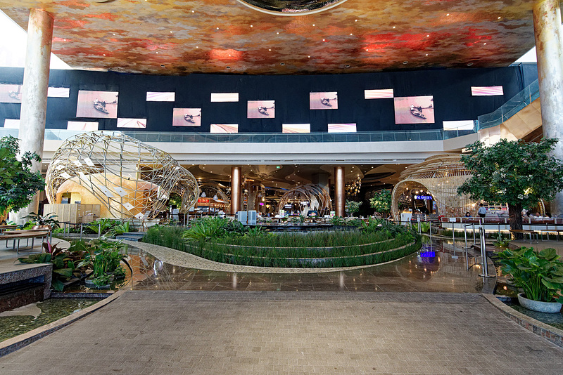 小川のある小道