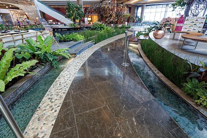 小川のある小道