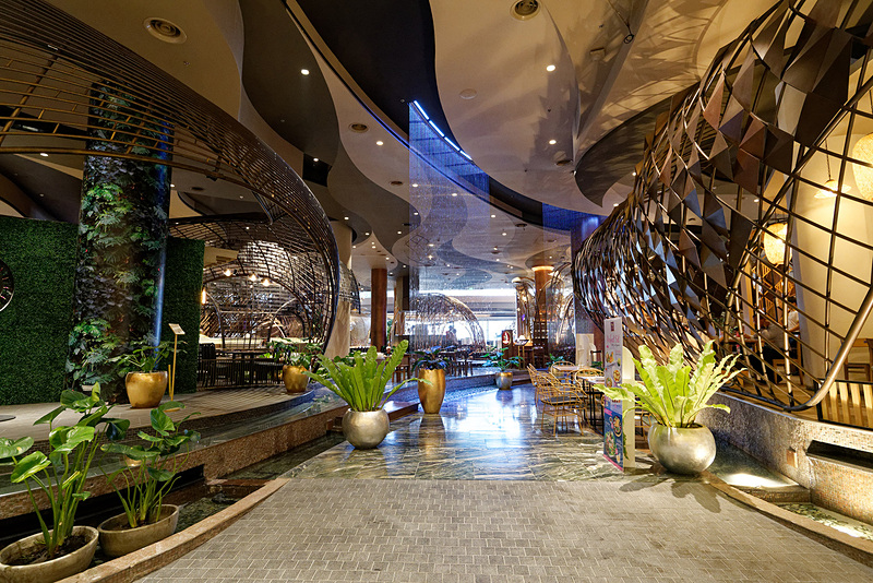 滝も流れている