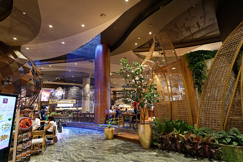 滝も流れている