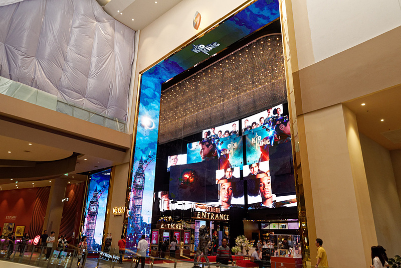 入口の門のようになっているところは全面がスクリーンとなっている