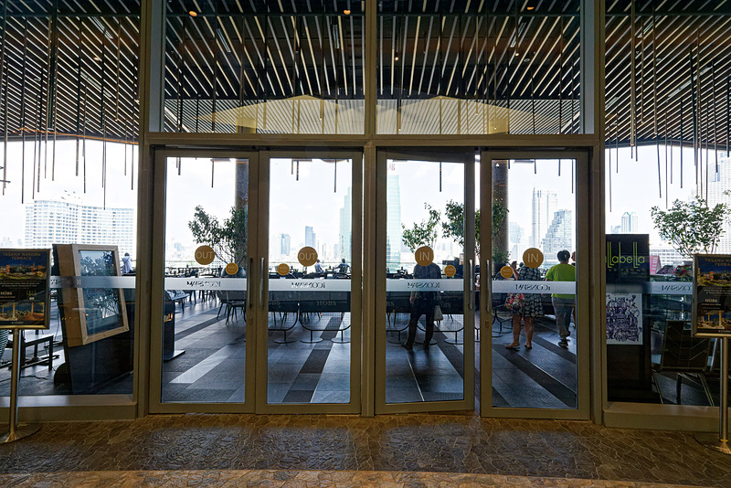 展望台のあるカフェ＆バーの入口