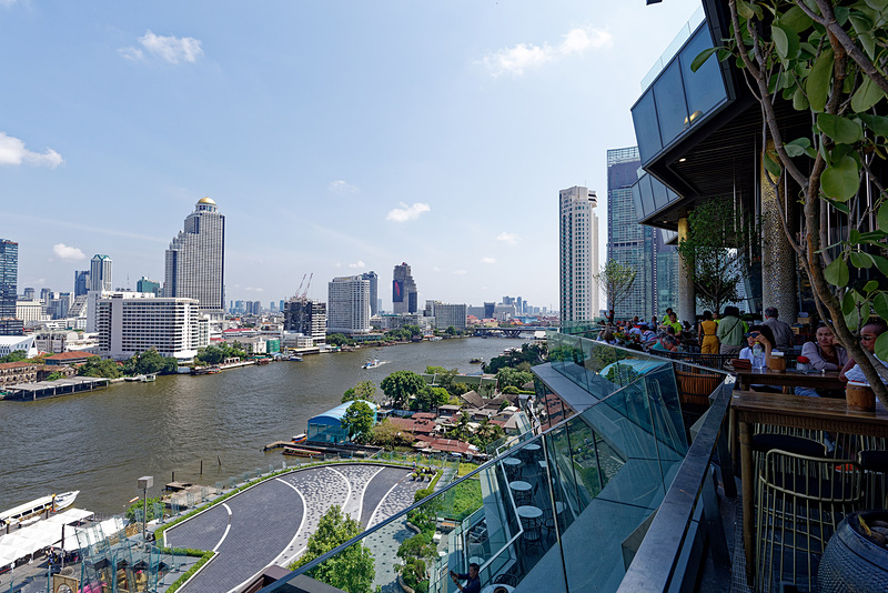 チャオプラヤー川や対岸を一望できる