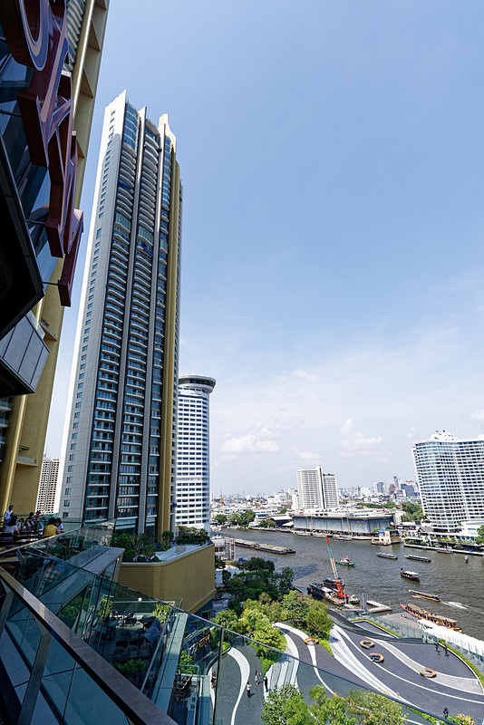 隣に見えるひときわ高い建物はレジデンス