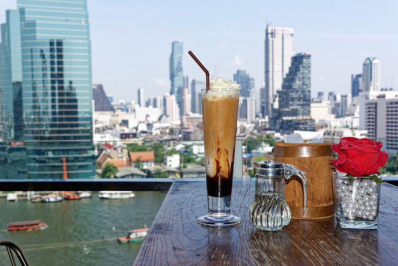 穏やかな川の流れを眺めながら一服