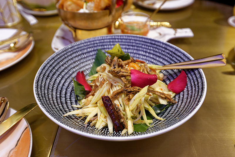 パパイヤサラダの「ソムタム」など、トラディショナルな料理も上品に仕立てられている