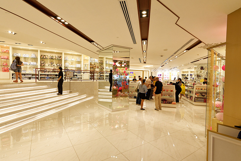 隣には本来のNaRaYaの店舗がある