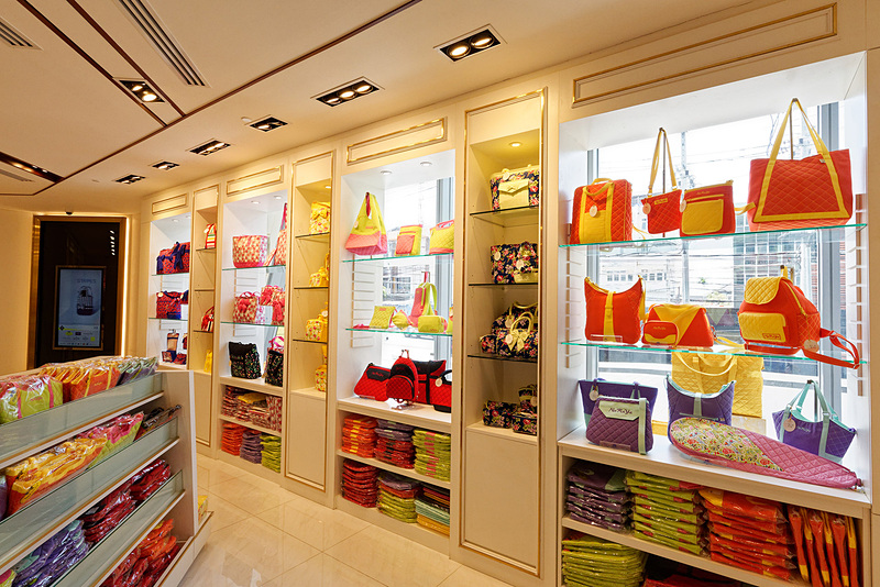 隣には本来のNaRaYaの店舗がある