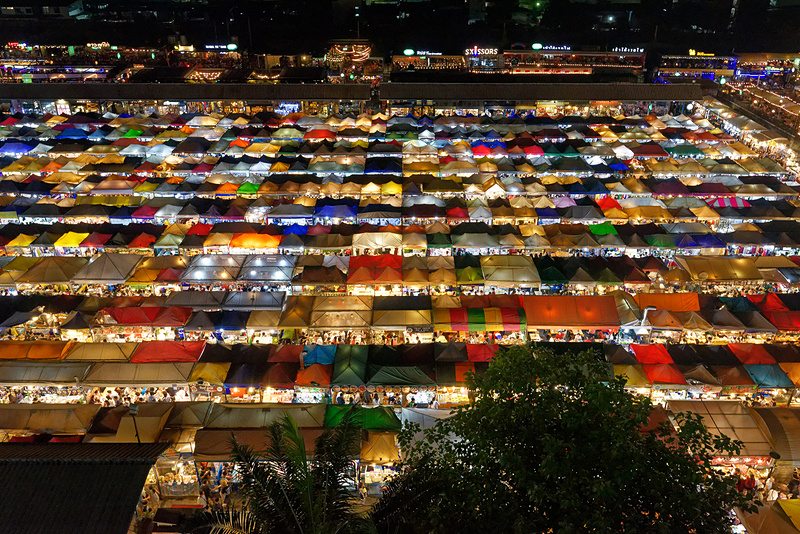 「ラチャダー鉄道市場」のナイトマーケット