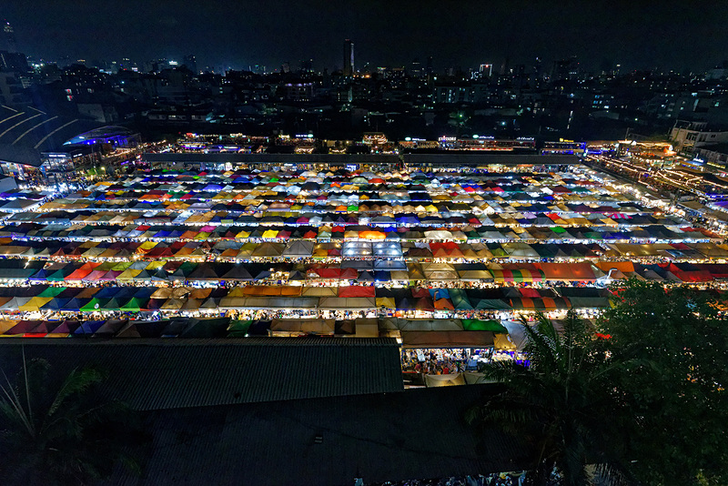 少し引いてみると、周囲は暗く、マーケットだけが明るく浮かび上がっている