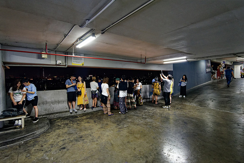 大勢の観光客がナイトマーケットを上から眺めようと駐車場へやってくる