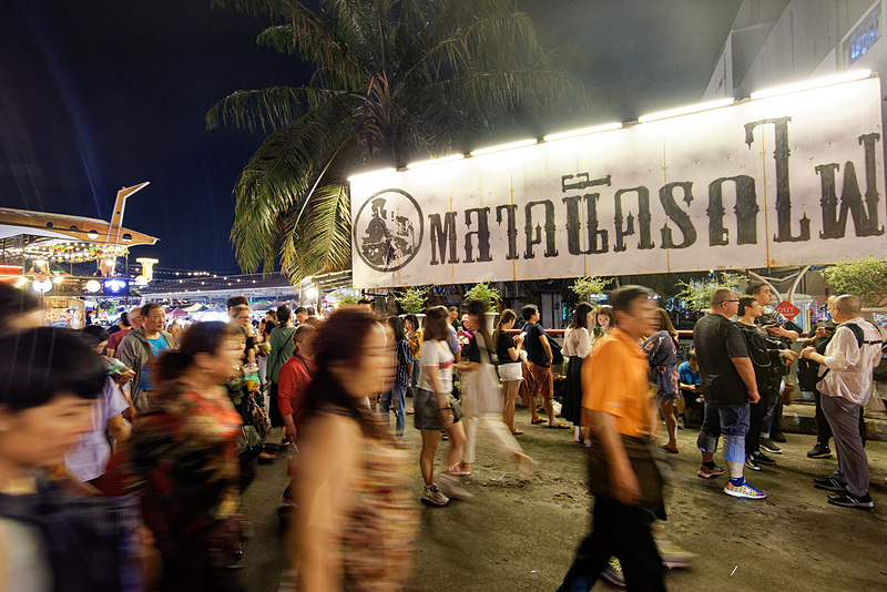 ナイトマーケットに降りてみると人、人、人で大混雑