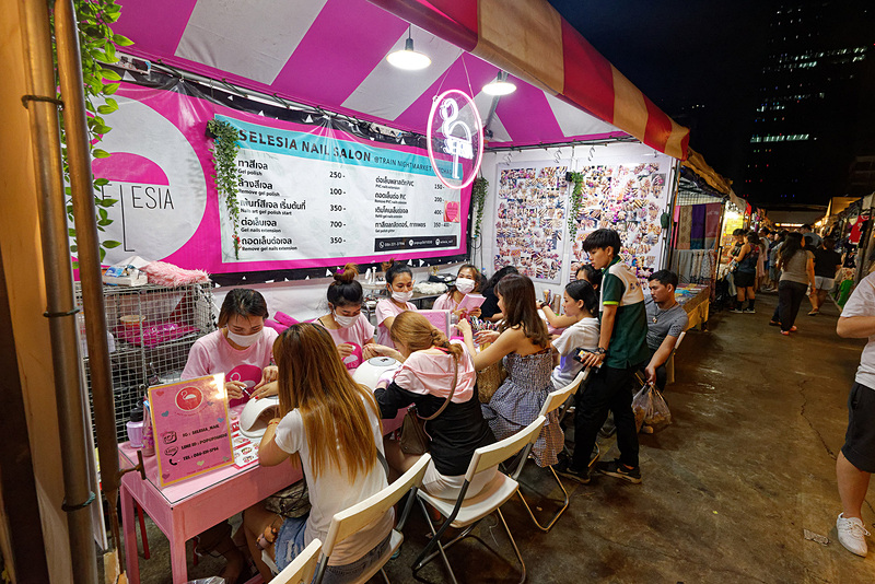 ネイルサロンもあり、リーズナブルな施術料で気軽に指先のおしゃれができる