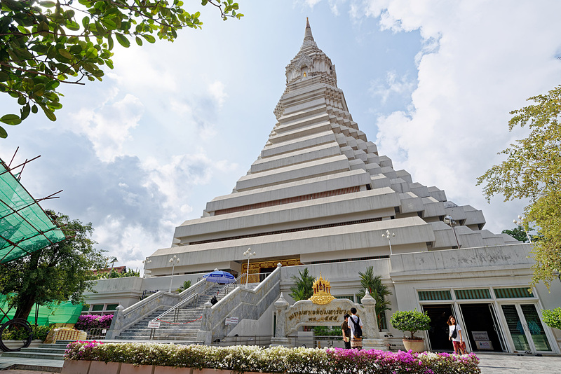 80mの高さがある寺院「ワット・パークナム」