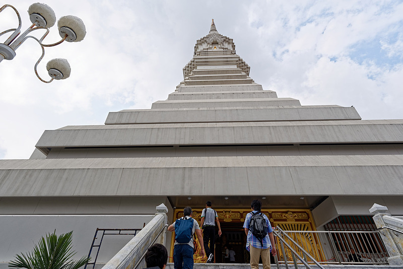 のけぞるような傾斜と高さ