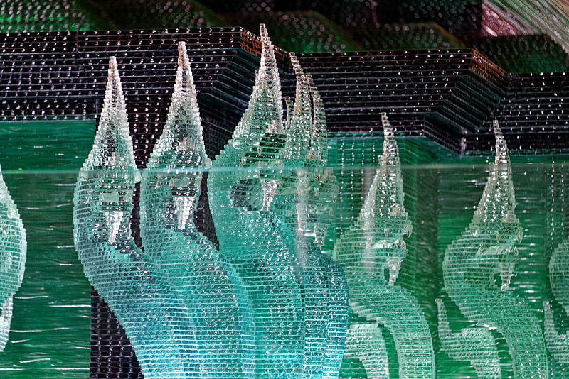 竜や蓮の花を模したガラス細工のきめの細かい造形にも注目したい