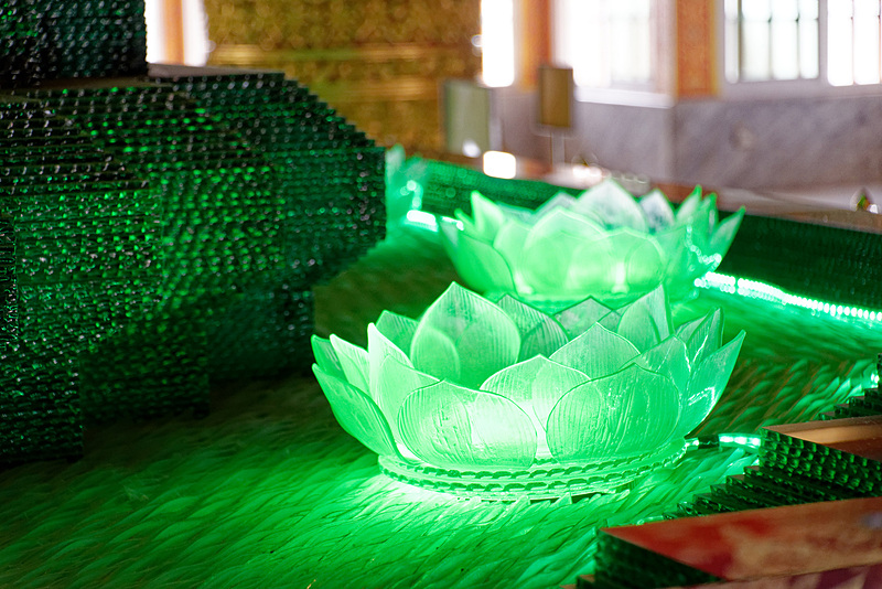 竜や蓮の花を模したガラス細工のきめの細かい造形にも注目したい