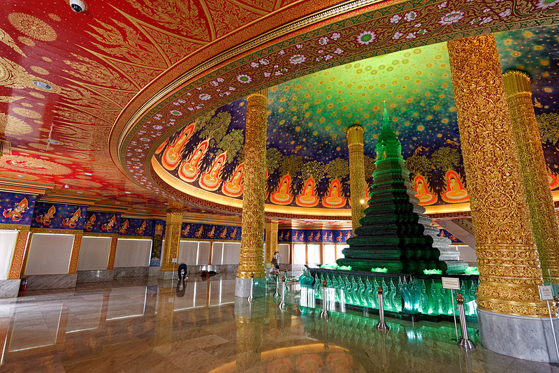 静かに祈りを捧げている人もいる