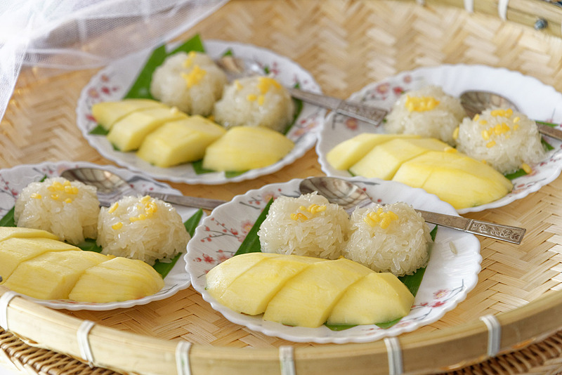 農園のフルーツはもちろんのこと、マンゴーと甘くした餅米を合わせたタイでおなじみのデザート「カオニャオマムアン」も食べられる