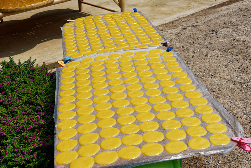 ドロドロにしたマンゴーを干す