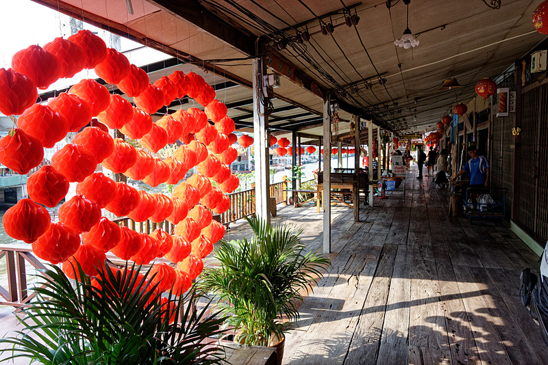 川沿いには土産物店などが軒を連ねる
