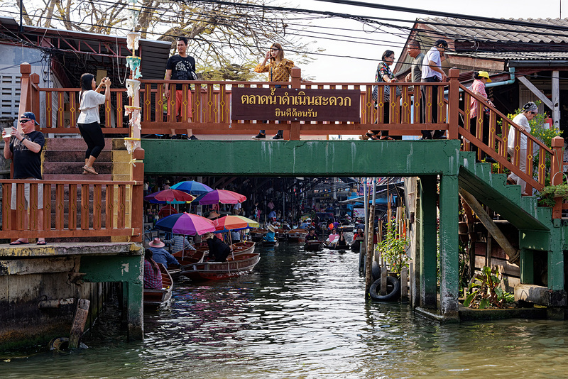 向かい側に見えるのがダムヌンサドゥアック水上マーケット。400mほどの距離にボートがあふれている