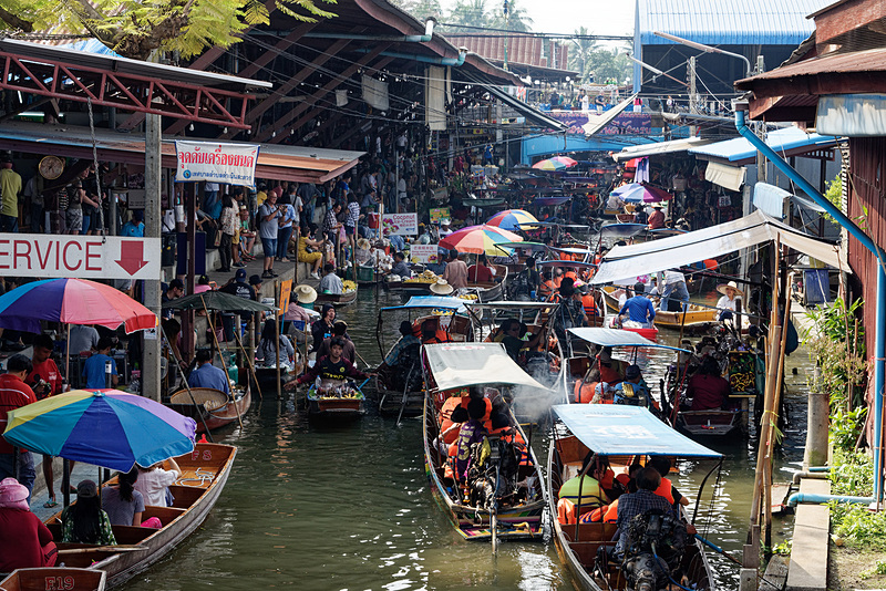 向かい側に見えるのがダムヌンサドゥアック水上マーケット。400mほどの距離にボートがあふれている