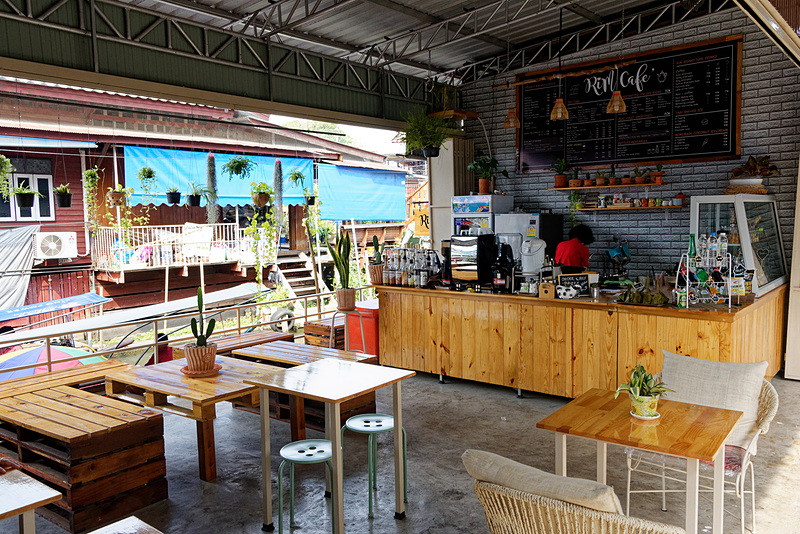 腰を落ち着かせたいなら、運河の脇にあるカフェへ