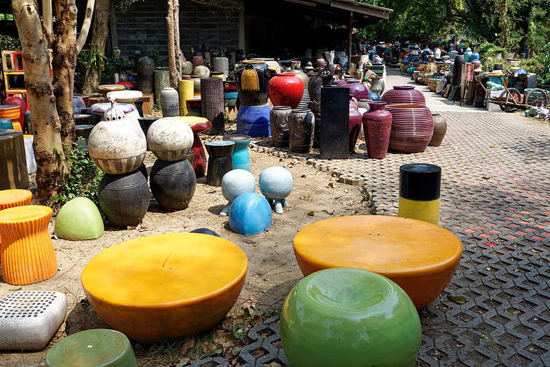 鮮やかな色彩が目を引くセラミックの置物が無造作に置かれている