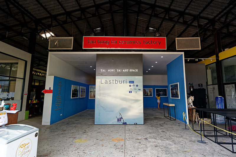 工場の入口はアートスペースにもなっている