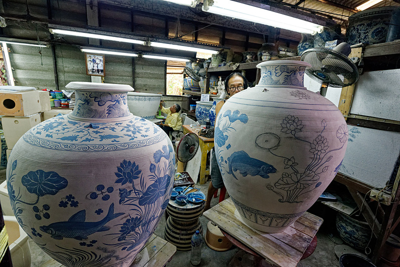 工場内部。大きな壺を製作しているところだった