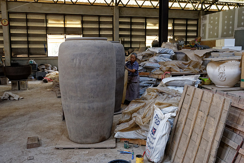 工場内部。大きな壺を製作しているところだった