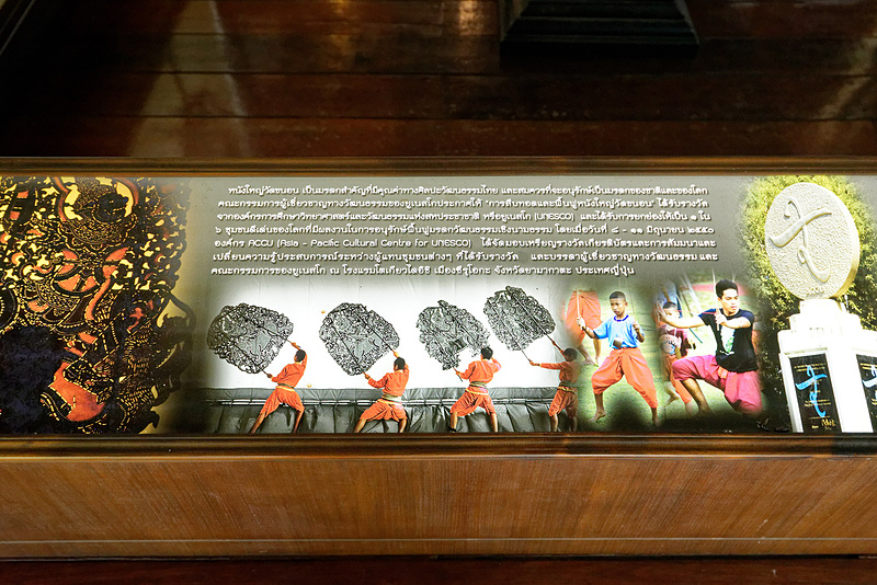 人が両手で持ち上げ、光を当ててスクリーンに映し出す