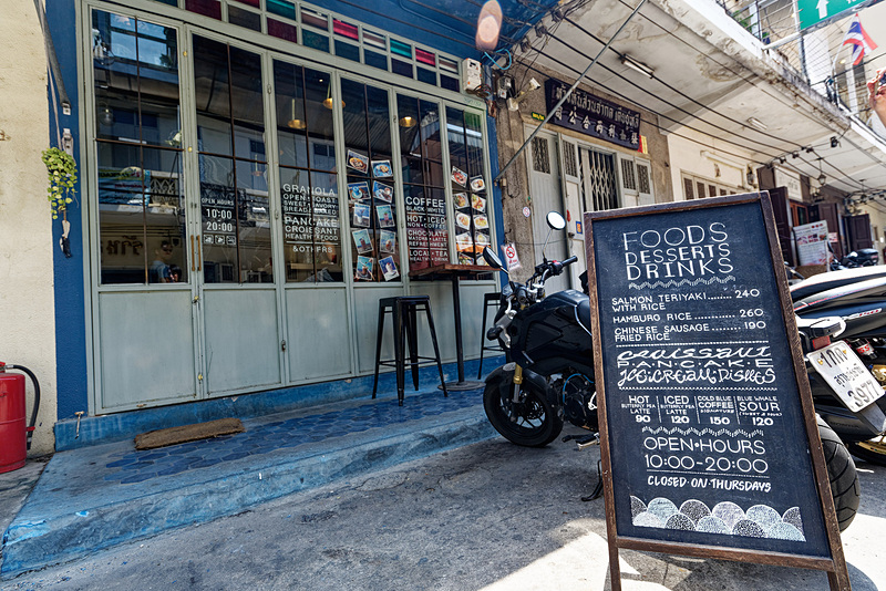 店構えからすでに青い