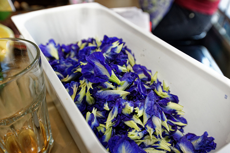 店員が青い色の原料となるアンチャンを大量に用意していた