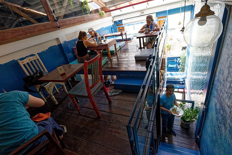 店内。1階から3階まであるが、狭いので階段ではすれ違うこともできない