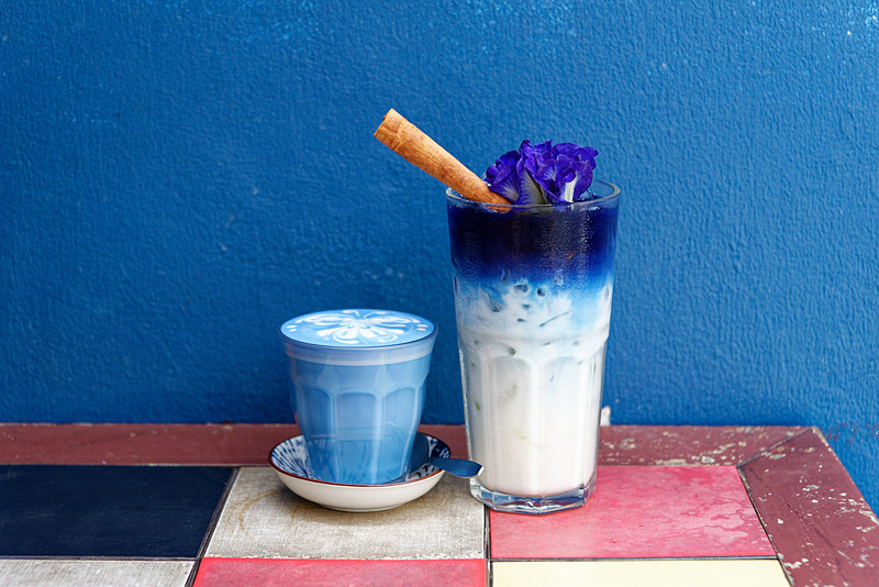 青色の鮮やかなラテなど
