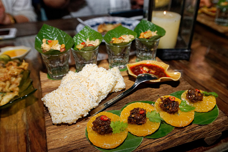 シグネチャーメニュー。ライス揚げにオレンジなどをトッピングしていただく