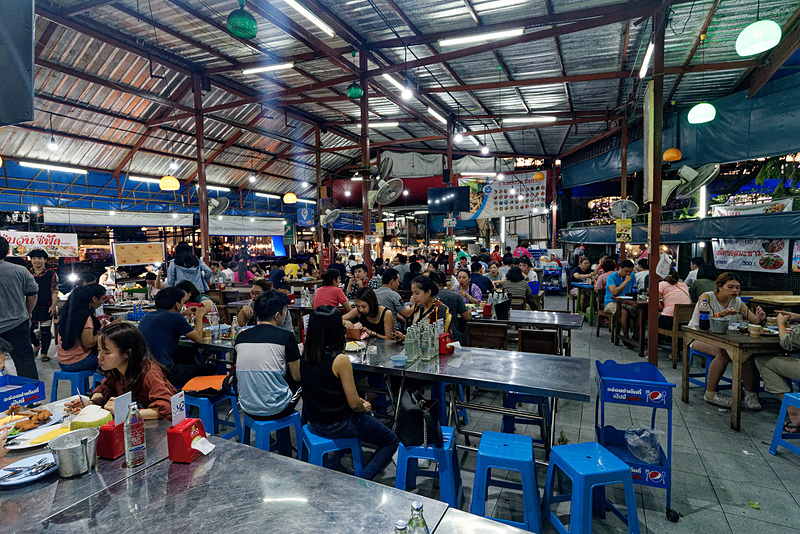 地元民と思われる人たちで店内はいっぱい