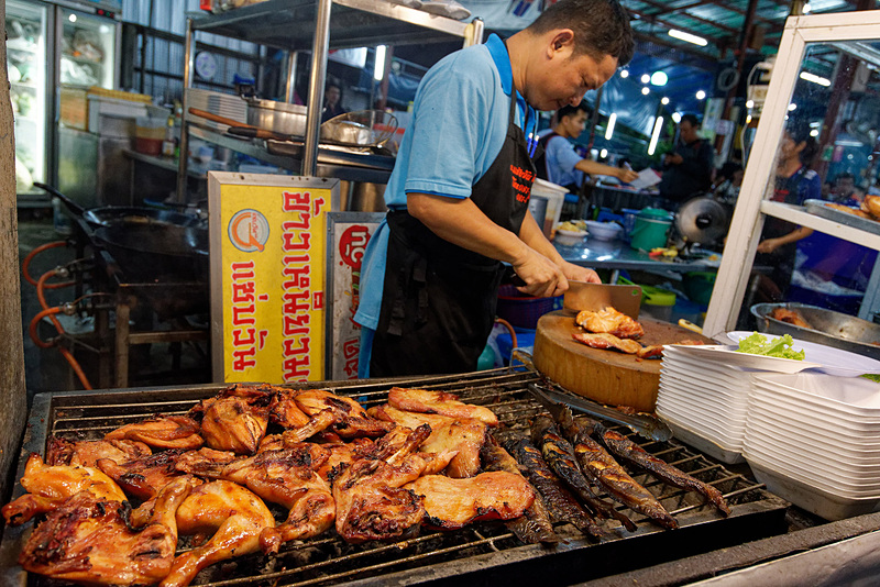 フードコートのように店先で肉や魚を焼いていた