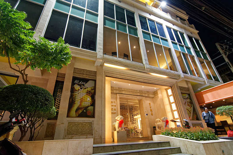 タイスキで有名な「コカ」のスラウォン本店