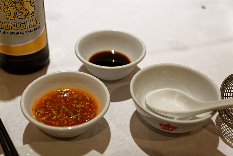 小皿に取り分け、甘辛いタレか醤油ベースのタレを好きなように入れていただく