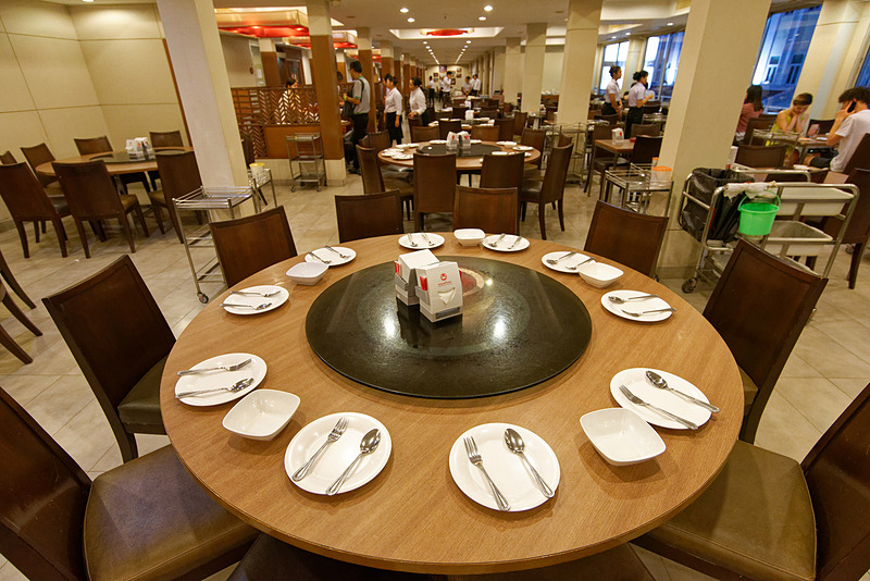 中華料理店のようなターンテーブルもある