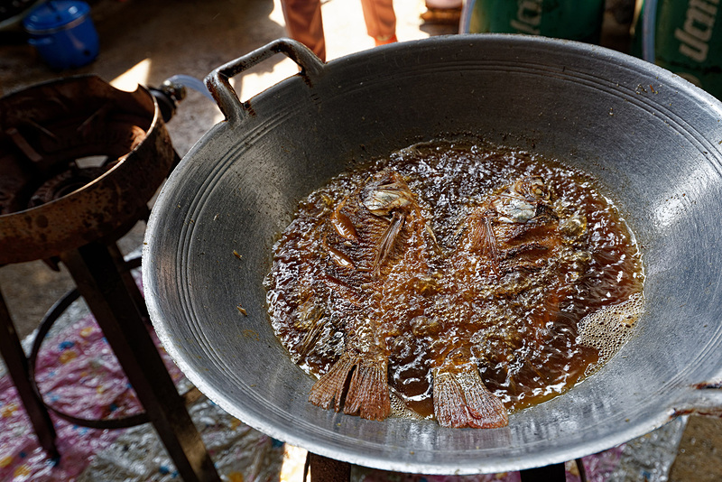豪快に丸ごと揚げている魚