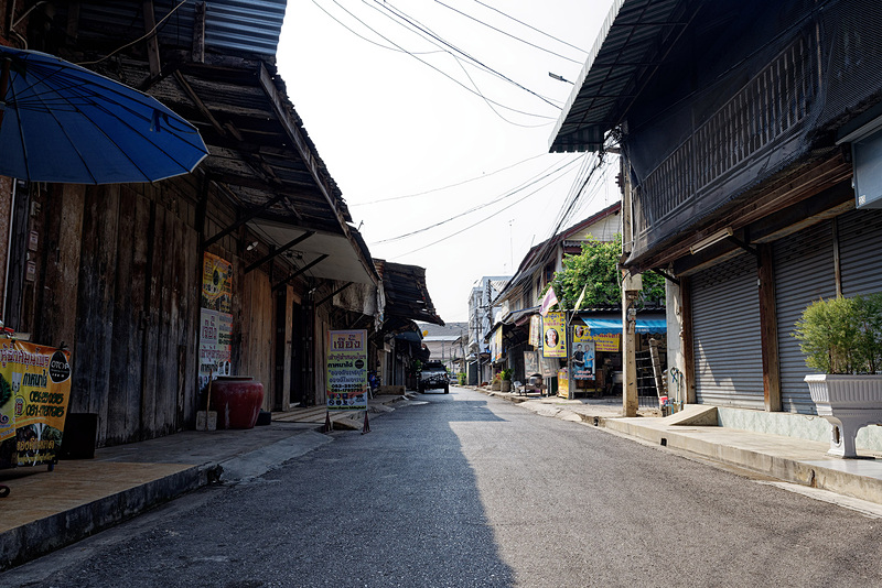 市場の外れにある黒豆腐のお店