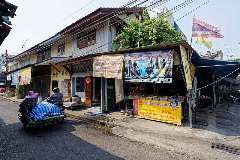 市場の外れにある黒豆腐のお店